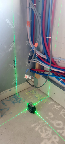 Le laser pour indiquer les dimensions du futur coffrage de la cuisine