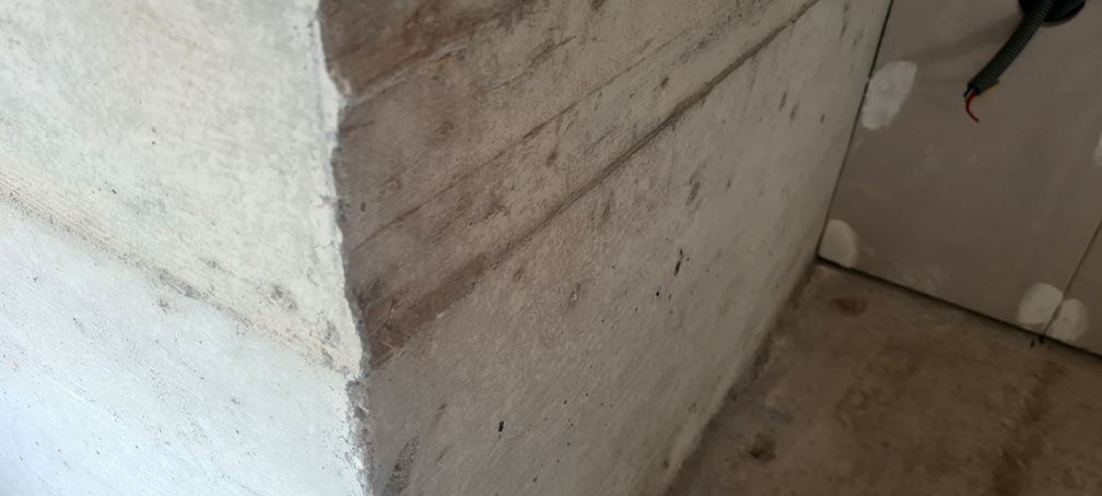 Bavures de béton sous l'escalier, apparues au moment du décoffrage