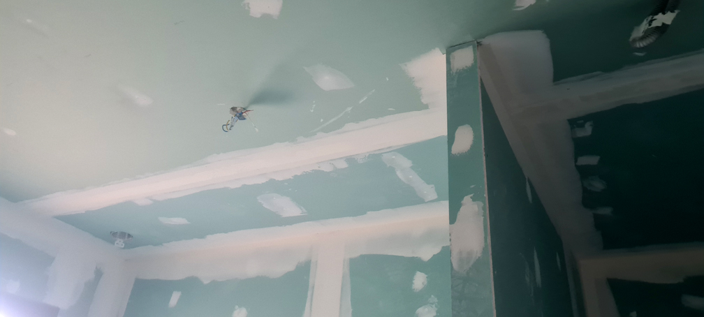 Première passe des bandes de joints de placo dans la salle de bains