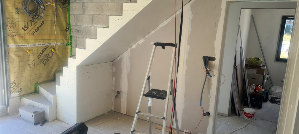 Une petite épaisseur de sous-couche, sous l'escalier, afin de favoriser l'accroche de l'enduit