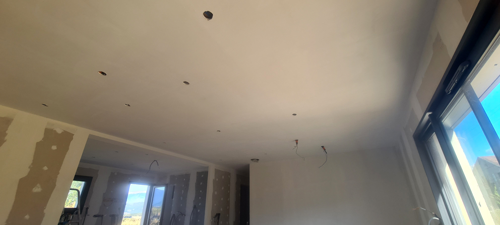 Le plafond du salon / salle à manger, après ratissage complet (y'a plus qu'à peindre)