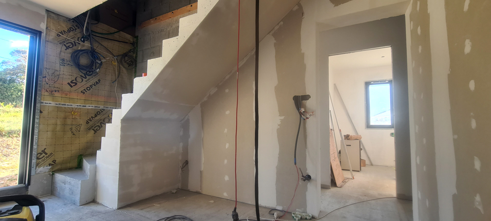 Le plafond du salon / salle à manger, après ratissage complet (y'a plus qu'à peindre)