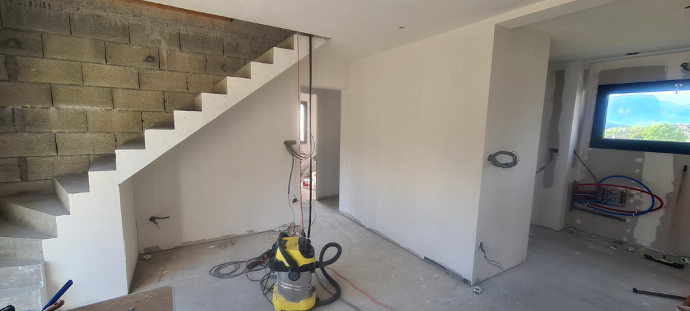 Le plafond du salon / salle à manger, après ratissage complet (y'a plus qu'à peindre)