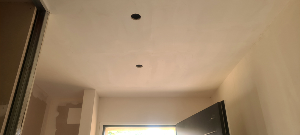 Le plafond de l'entrée, enduit lui aussi
