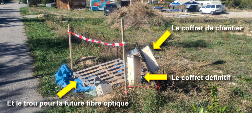 Le coffret de chantier déplacé, et accroché au dos du coffret définitif