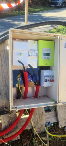 Le coffret de chantier, maintenant qu'il est alimenté par le coffret définitif