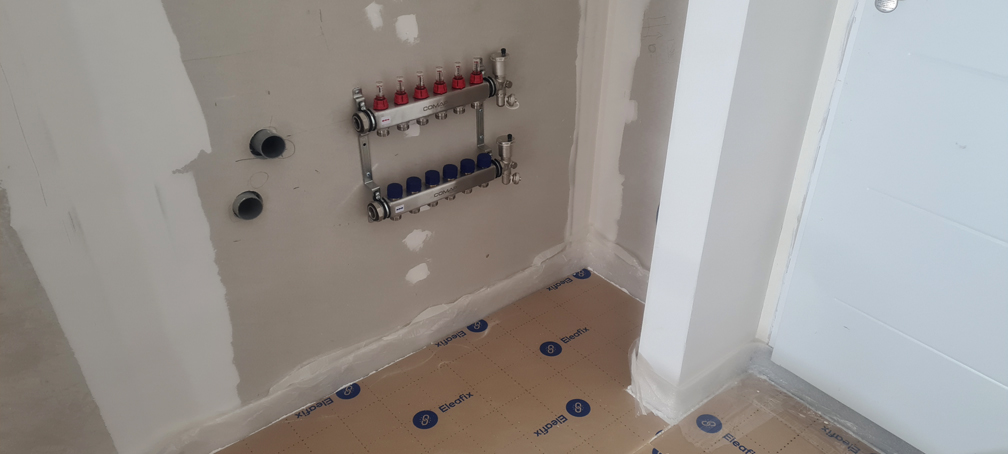 Les deux nourrices du plancher chauffant, fixées par mes soins dans le placard de l'entrée