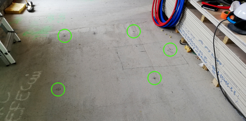 2026.01.13 - Emplacement au sol des futurs luminaires de la cuisine (spots et suspension)